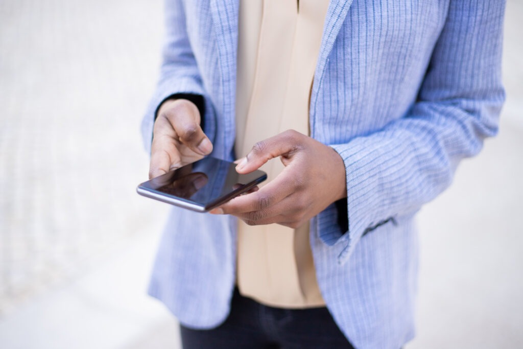 Personne scrollant sur les réseaux sociaux depuis son smartphone