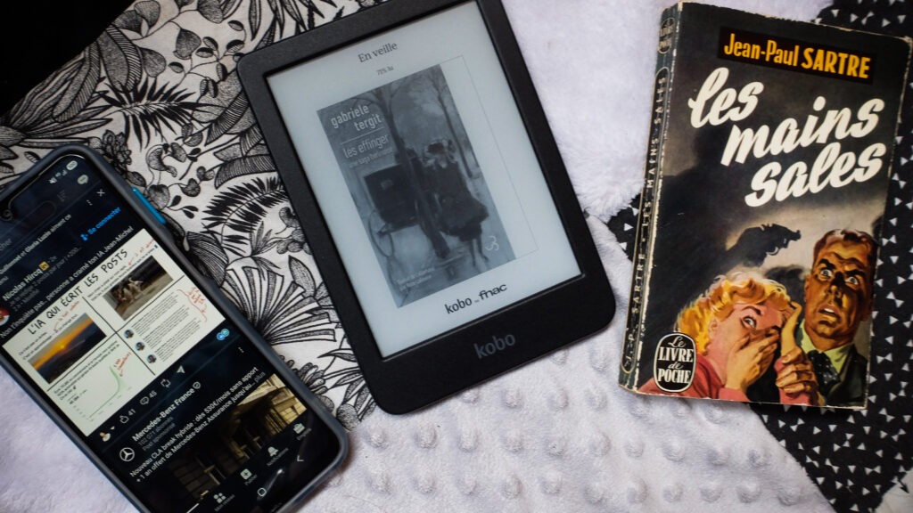 Smartphone sur Linkedin  Liseuse Kobo et Livre de Poche Jean Paul Sartre - Photo Dominique Clère